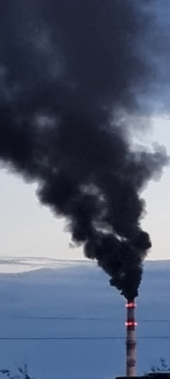 Пахнет мазутом. Мазут применение. Дымящиеся трубы завода фото. Пятно мазута на воде. Мазут топливо.