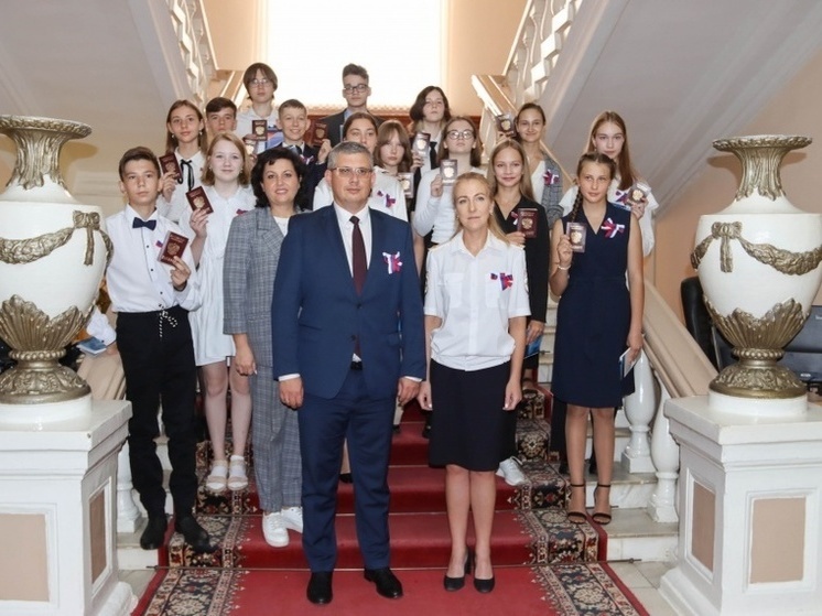 В Смоленске вручили паспорта школьным активистам