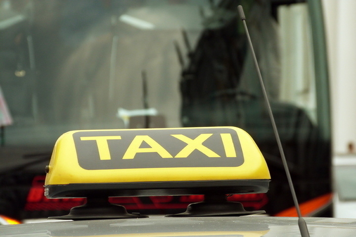 Калининградцам объяснили причины повышения цен на услуги такси
