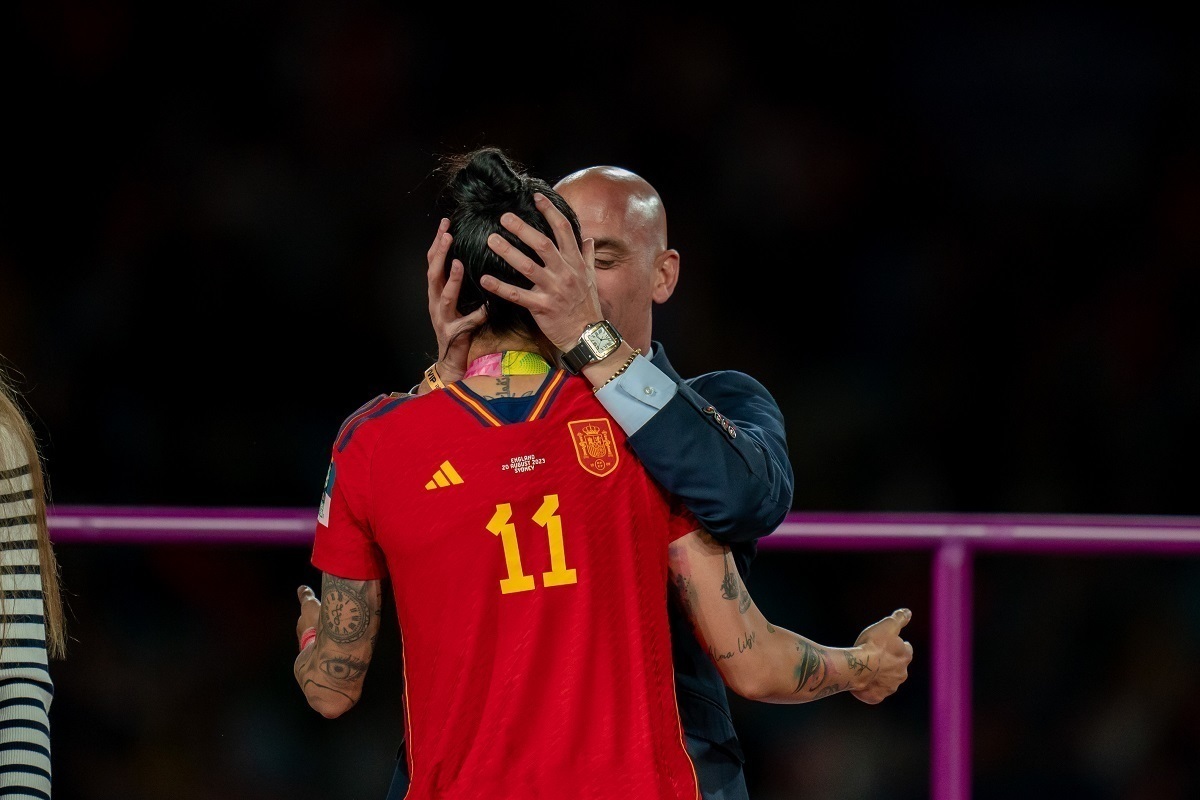 Главу Федерации испанского футбола призвали к отставке из-за поцелуя