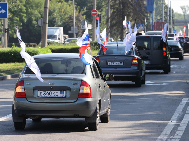 Дончане устроили автопробег в честь Дня флага России