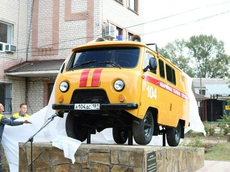 В ЛНР открыли памятник автомобилю аварийно-диспетчерской службы