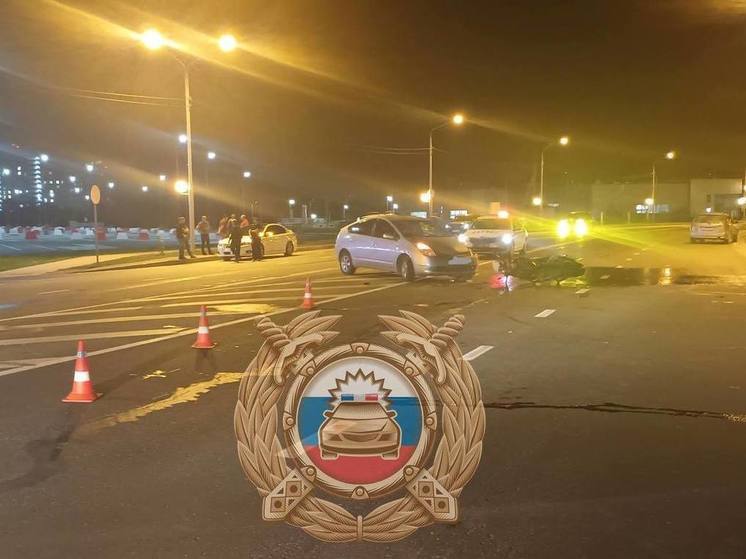 Два человека пострадали в ДТП с участием мотоцикла и Toyota Prius в Южно-Сахалинске
