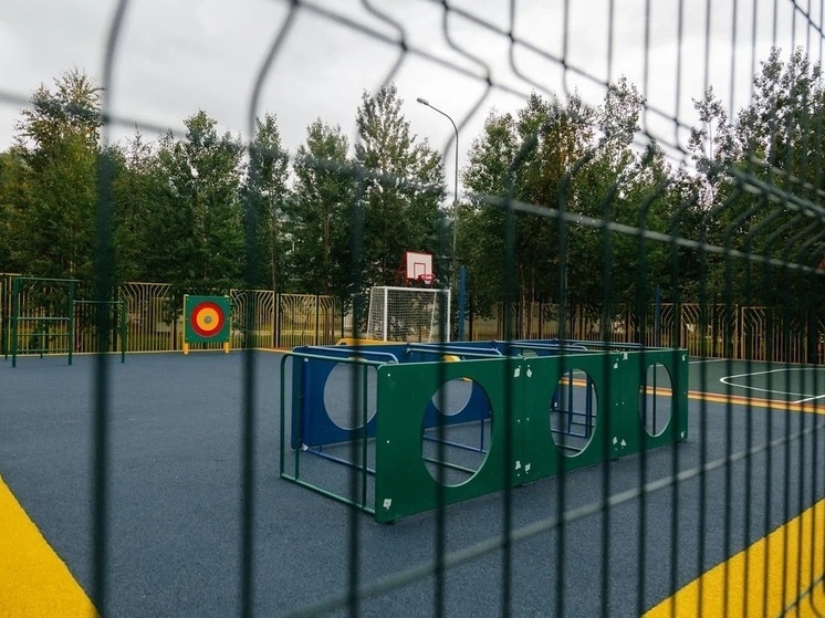 Тренажеры и футбольное поле: в Ноябрьске обустраивают спортивные площадки у школ