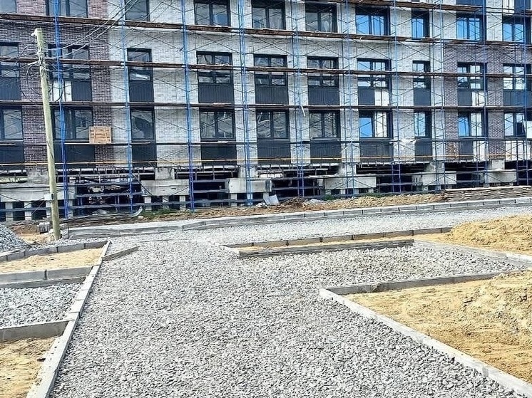 В новом микрорайоне Салехарда асфальтируют проезды