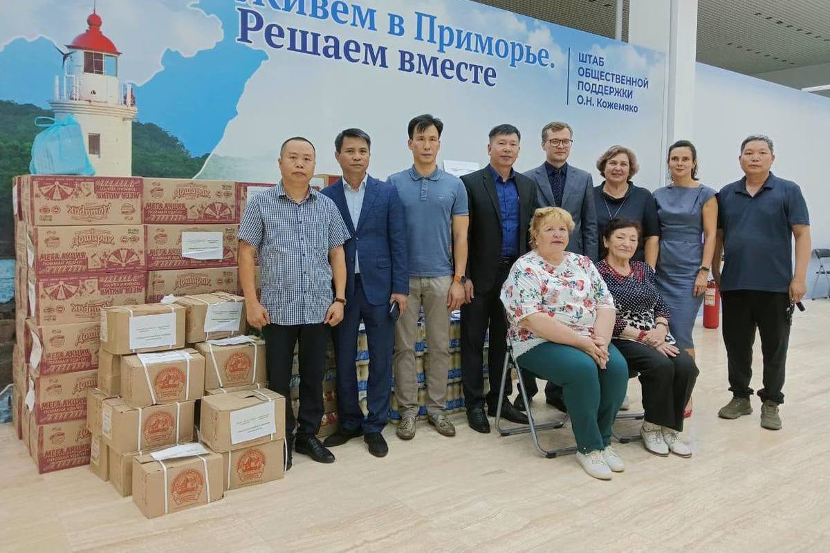 Вьетнам передал 200 ящиков с продуктами в подтопленные районы Приморья