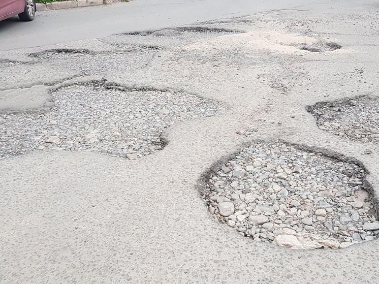 Водители в Петрозаводске сами начали ремонтировать дырявую дорогу