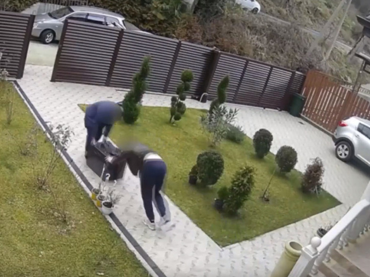 Видео кражи сейфа с 17 млн рублей появилось в Сети