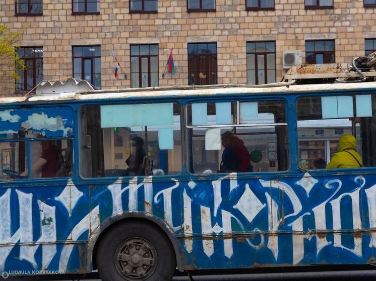 Жители Петрозаводска предлагают отдать авторам граффити старый троллейбус