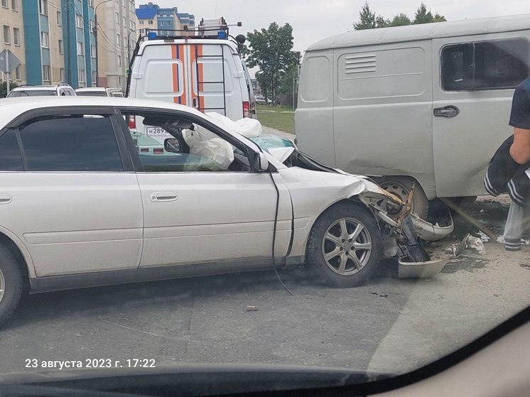 Жесткое ДТП с участием «УАЗа» и Toyota Carina произошло в Южно-Сахалинске