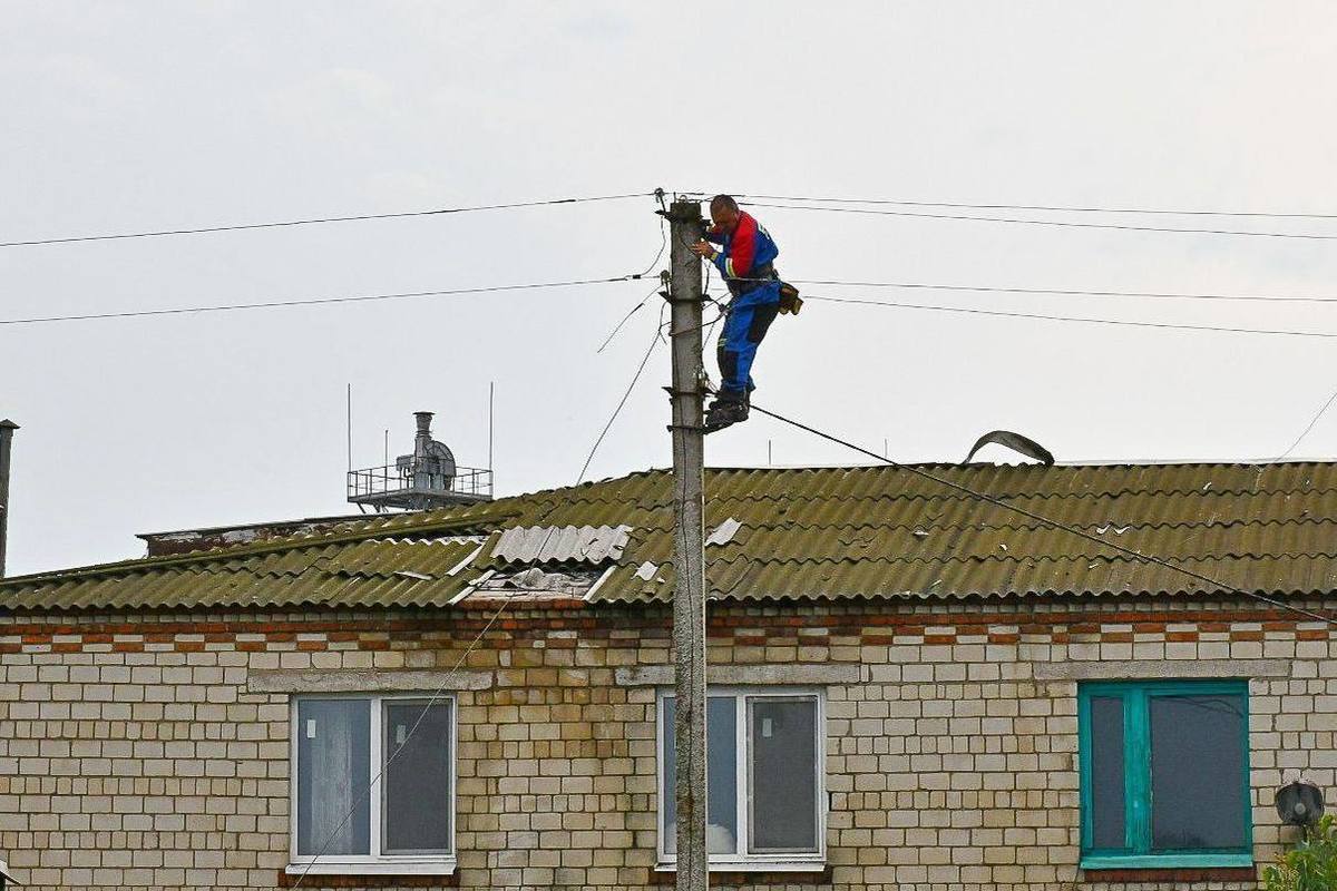 В селе Лопатино Пензенской области восстанавливают крыши домов после  урагана - МК Пенза