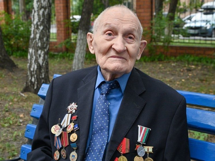 Александр Моор поздравил участника Курской битвы, проживающего в Тюмени
