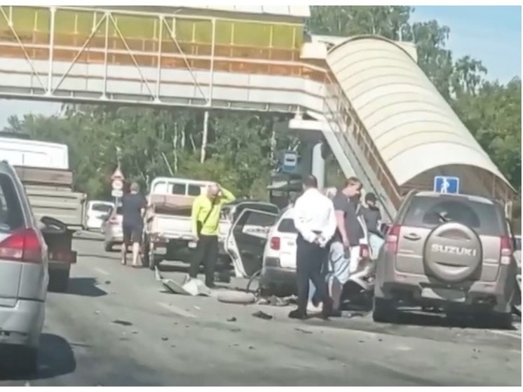 В Новосибирске жестко столкнулись кроссовер Suzuki и универсал на Советском шоссе
