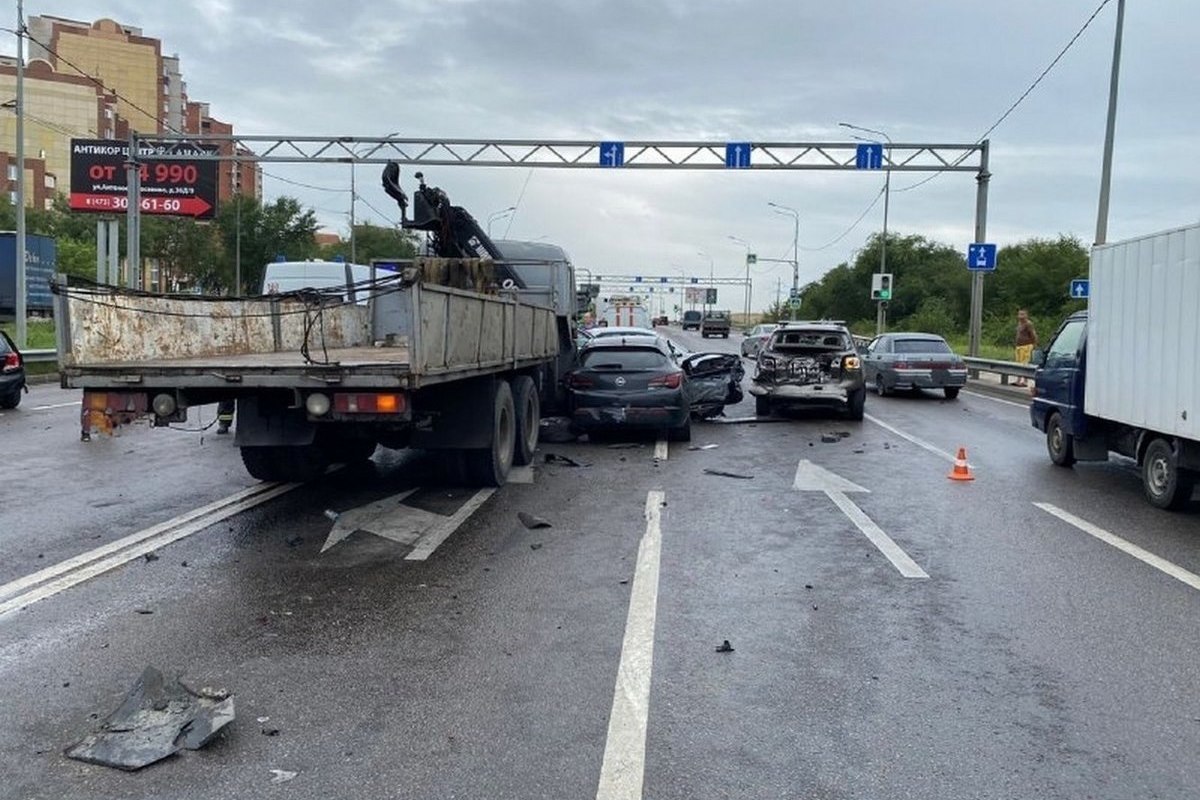 В Воронеже в массовой аварии на Антонова-Овсеенко пострадали 7 человек - МК  Воронеж