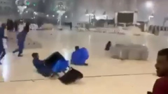 Ураганный ветер в Саудовской Аравии сдувал людей с улиц: видео