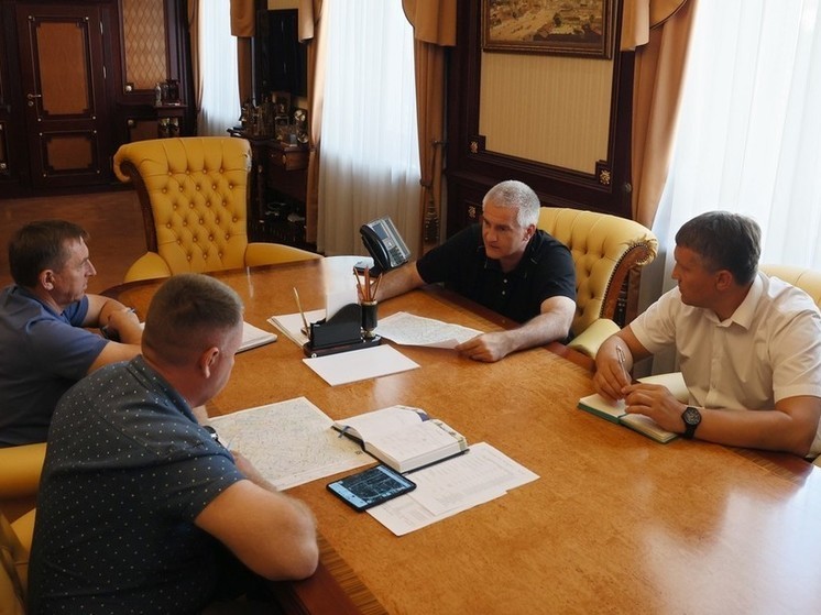 Глава Крыма провел рабочую встречу по вопросам организации дорожных работ в городах республики.