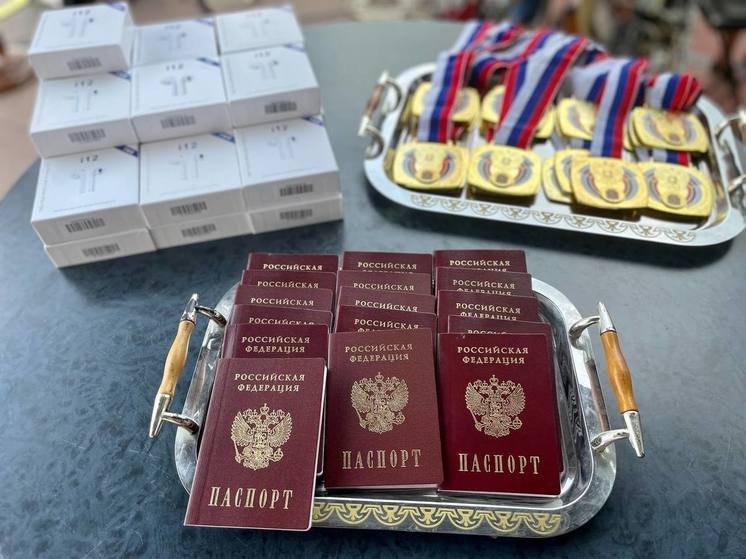 В Лужском районе прошло торжественное вручение первых паспортов 16 юным жителям