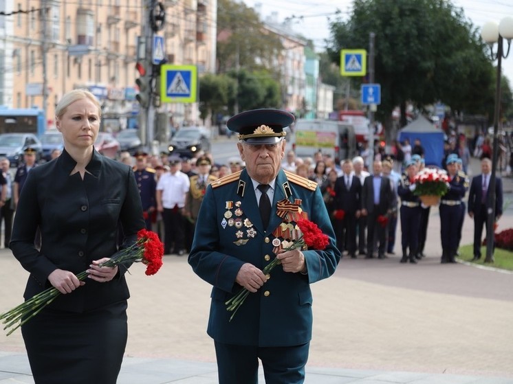 В Рязани прошла церемония возложения цветов в честь 80-летия Курской битвы