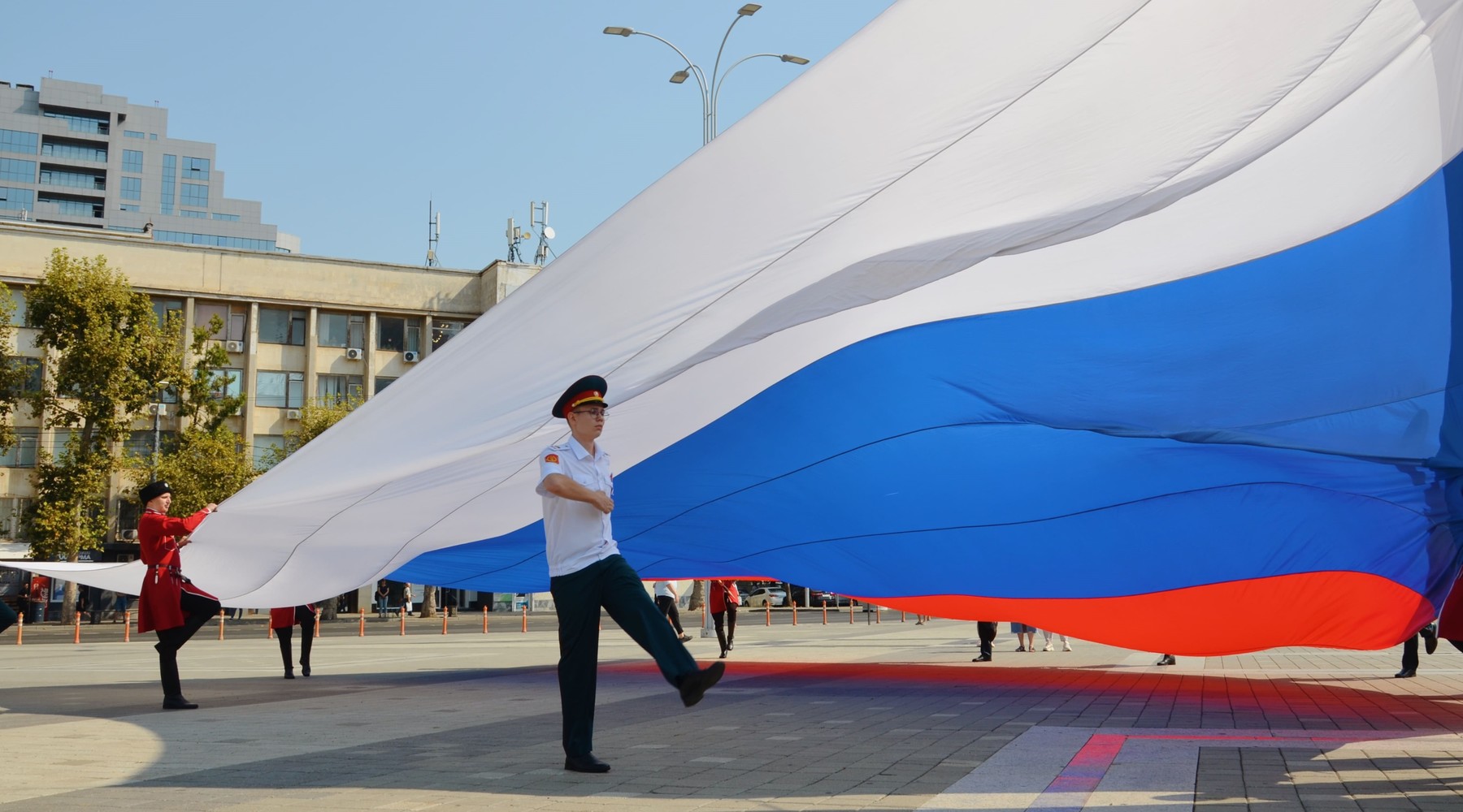 Флешмобы, концерты и мастер-классы: как в Краснодаре отметили День Государственного флага РФ