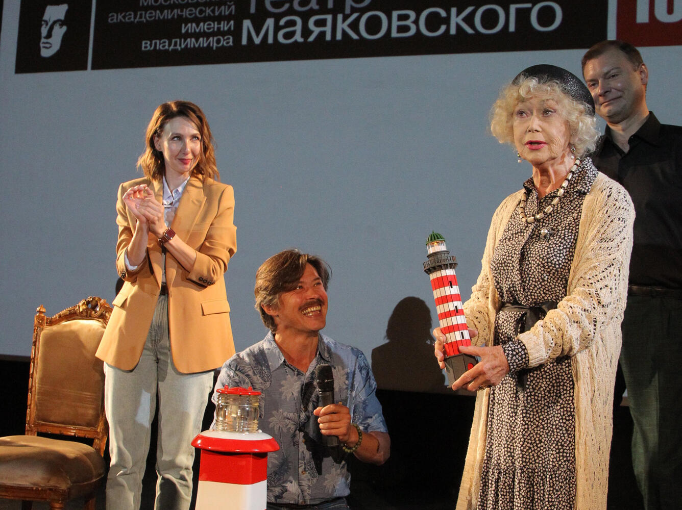 Игорь Костолевский и Светлана Немоляева на сборе театральной труппы: энергичные кадры