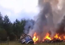 По соцсетям и интернет-СМИ начали распространяться фотографии с места падения частного самолета в Тверской области, на котором, по имеющимся данным, мог находиться глава ЧВК "Вагнер" Евгений Пригожин и представители командного состава компании