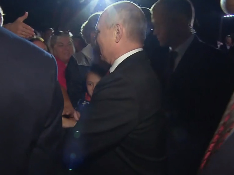 Путин пообщался с жителями после открытия мемориала «Курская битва»