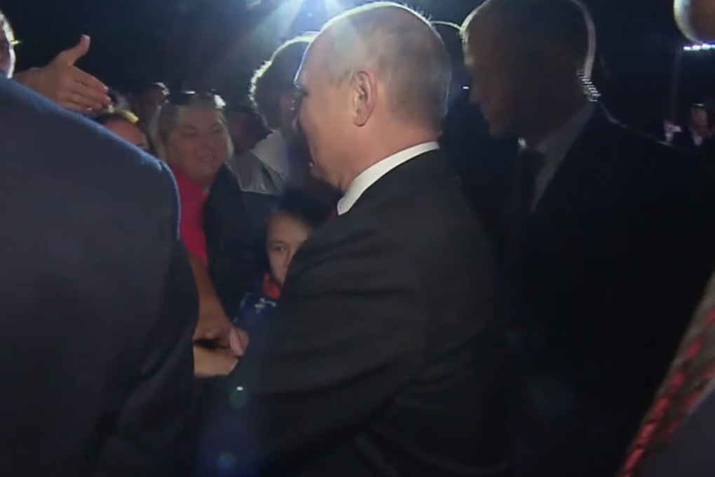 Путин пообщался с жителями после открытия мемориала «Курская битва»