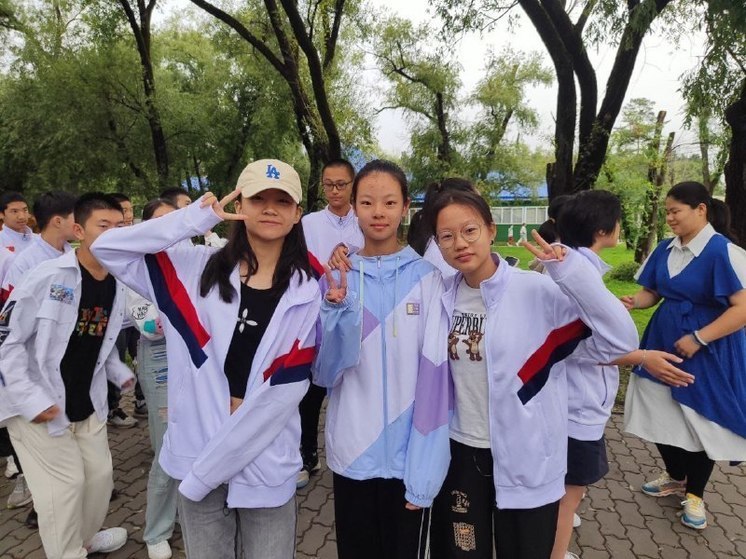 Дети из Китая в Благовещенске научились водить русский хоровод