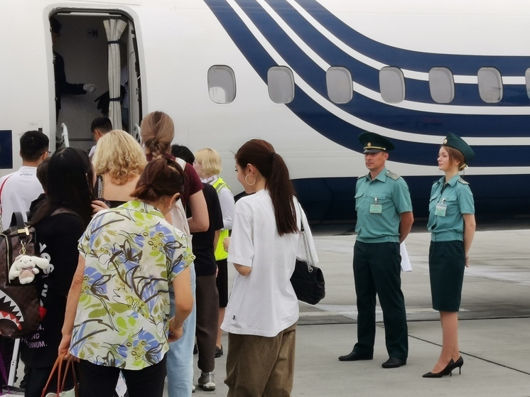 Более 1600 пассажиров прямого авиарейса в Харбин оформили сахалинские таможенники за два месяца