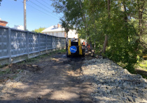 Дорожная служба в Барнауле приступила к обустройству тротуара к скверу на улице Приречной