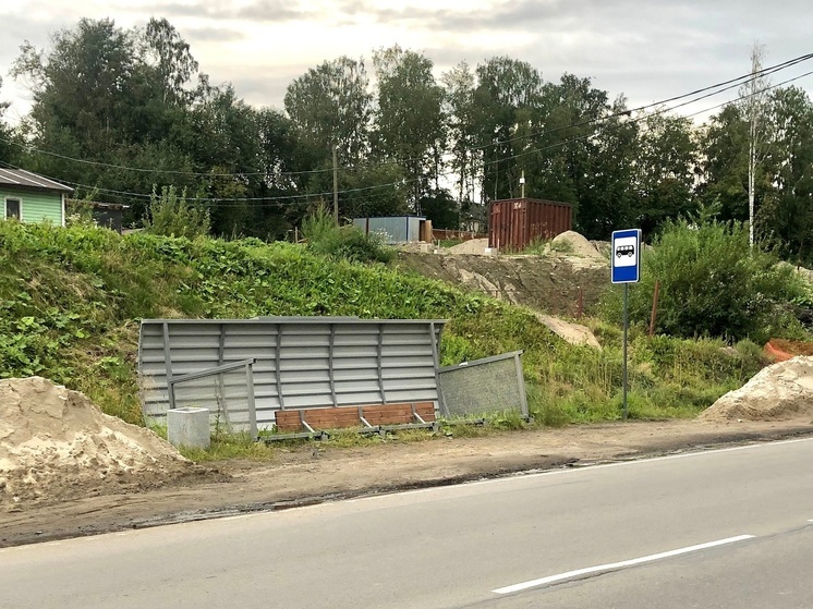 Перевернутую остановку в Петрозаводске не могут поднять уже месяц