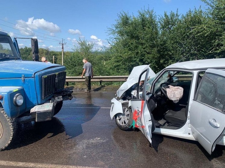 Под Воронежем в столкновении легковушки с грузовиком пострадали двое детей и двое взрослых
