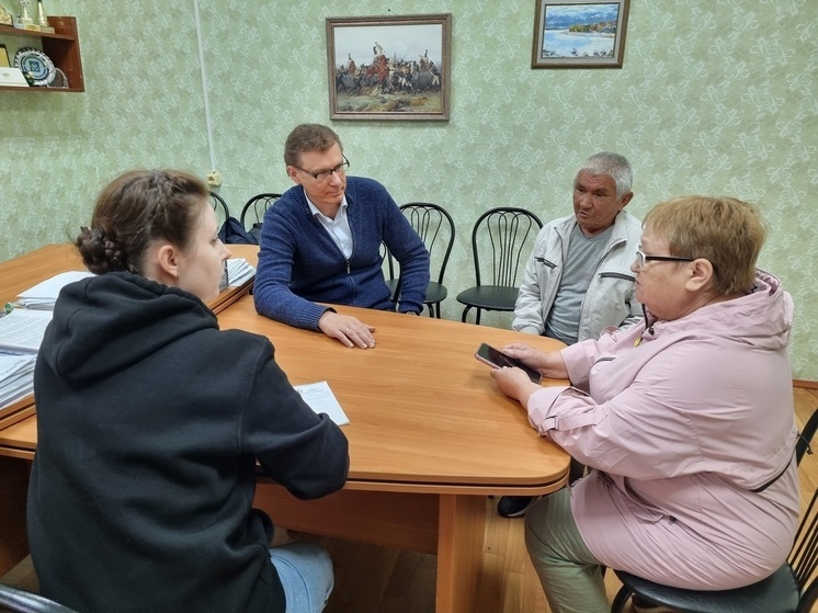 Глава Шурышкарского района в поселках пообщался с семьями участников СВО и прибывшим на побывку бойцом
