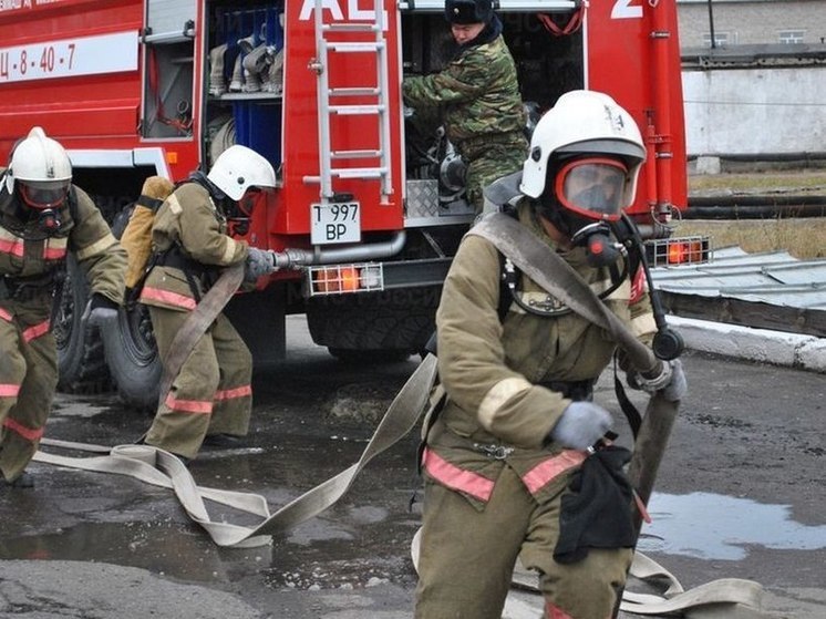 Восемь человек спасли и 15 эвакуировали из-за пожара в пятиэтажном доме на Сахалине
