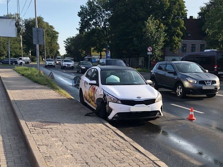 В Калининграде автомобиль сбил столб на улице Александра Невского