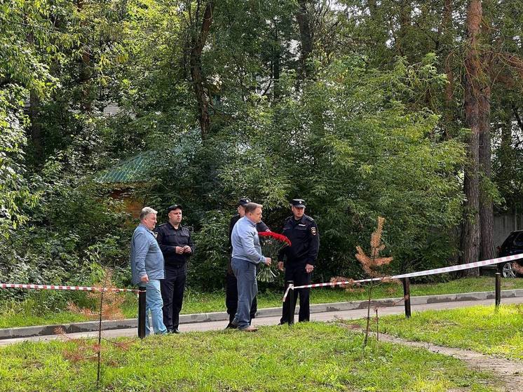 В Твери неизвестный мужчина принес цветы к моргу, куда привезли тела погибших в авиакатастрофе