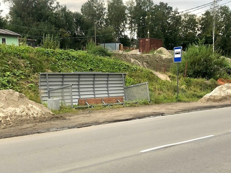 Власти Петрозаводска рассказали, когда поднимут перевернутую остановку