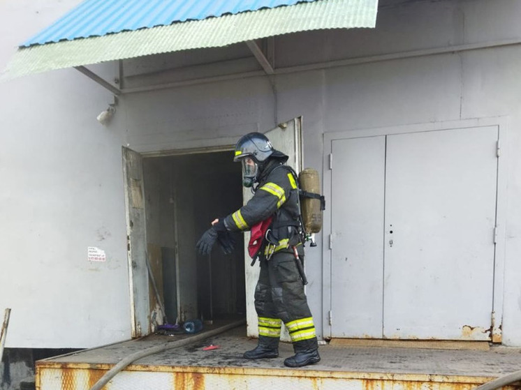 В заброшенном магазине на улице Гагарина в Мурманске произошел пожар
