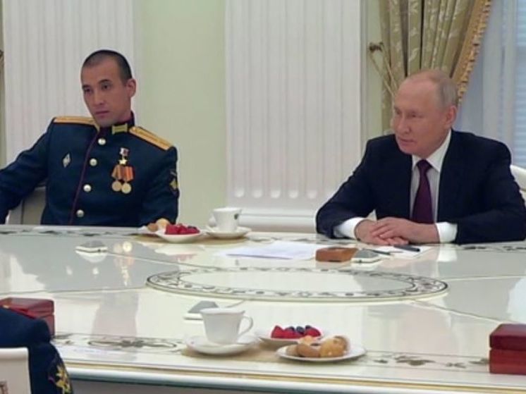 Член экипажа танка «Алеша» рассказал Путину об оставшемся без награды товарище