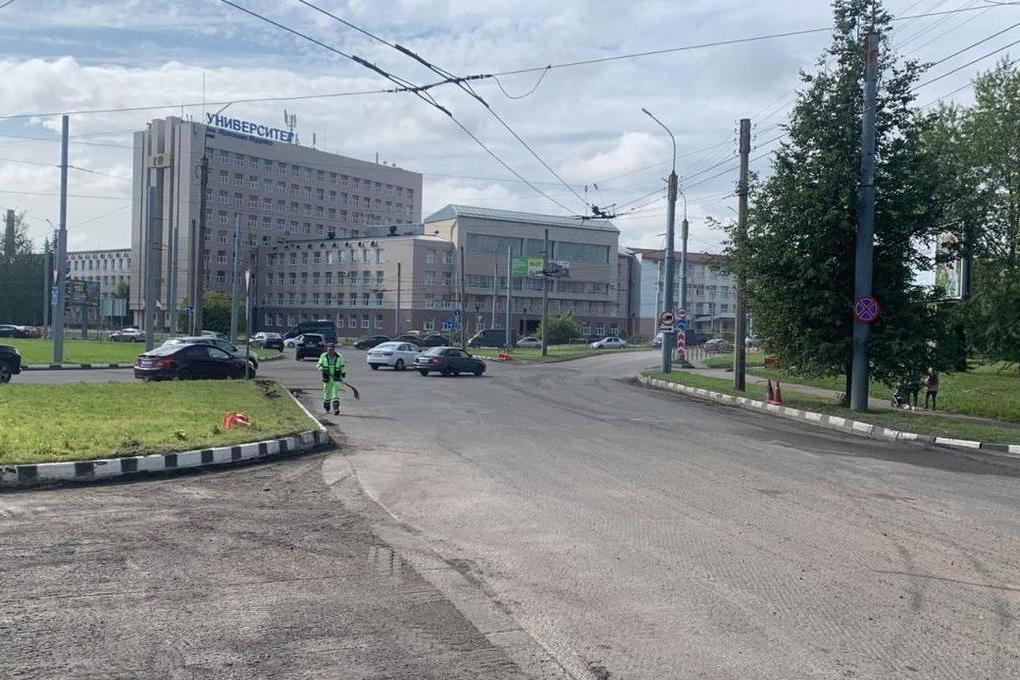 В Великом Новгороде начался ремонт дорожного покрытия на площади Строителей