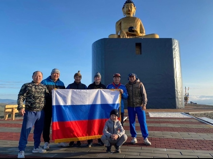 Судебные приставы подняли флаг России над вершиной горы Догээ