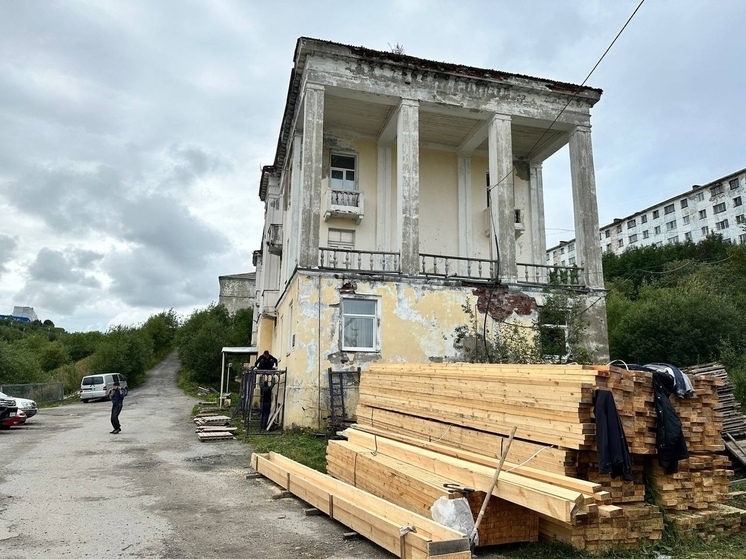 В Полярном приступили к ремонту дома – памятника культуры