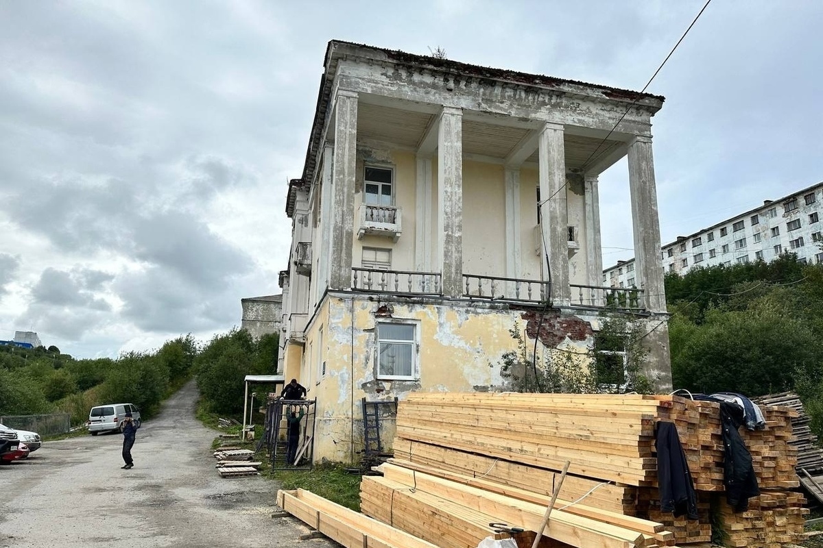 В Полярном приступили к ремонту дома – памятника культуры