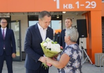 Губернатор Белгородской области Вячеслав Гладков вручил 25 семьям из Строителя ключи от нового жилья