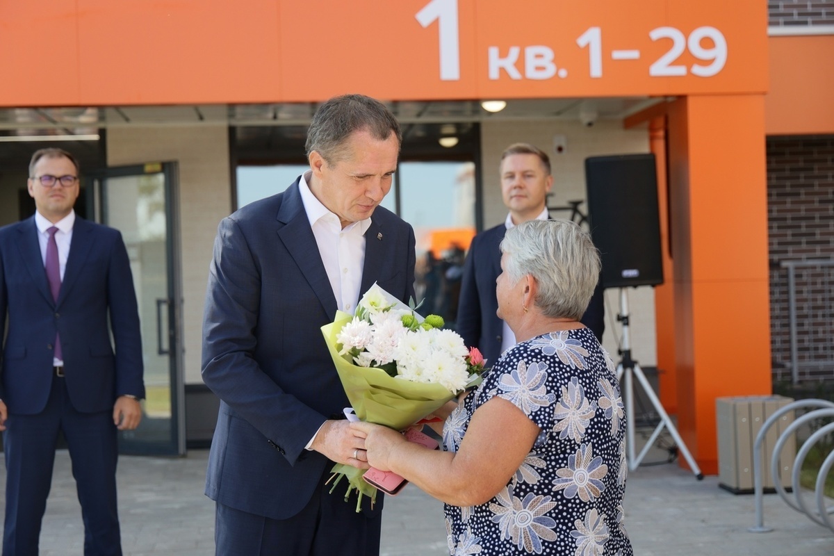 Белгородский губернатор вручил 25 семьям из аварийных домов ключи от нового жилья
