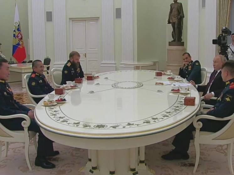 Герои России Алексей Неустроев и Филипп Евсеев встретились с Президентом РФ