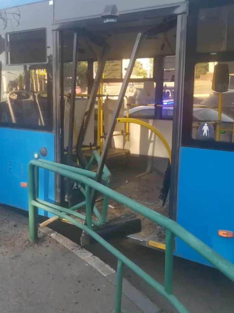 Осколки порезали руку: автобус влетел в ограждение в Новокузнецке
