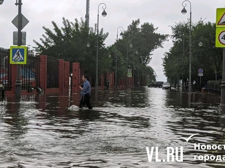 Улицу Пограничную во Владивостоке топит, сотрудники МЧС откачивают воду