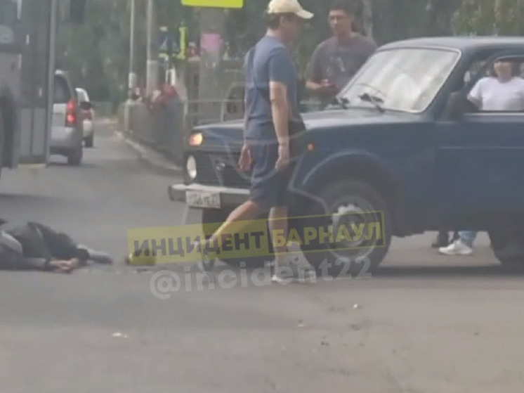 Мотоциклист разбился в жестком ДТП в Барнауле