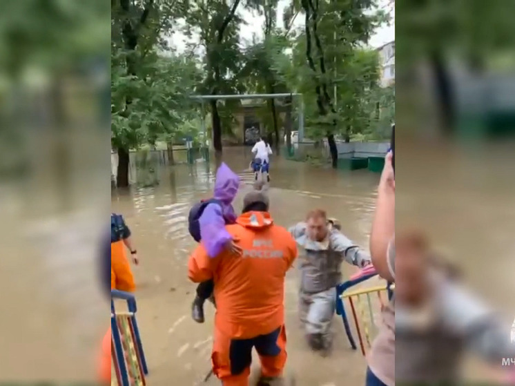Пожарные эвакуировали детей и персонал двух детских садов во Владивостоке